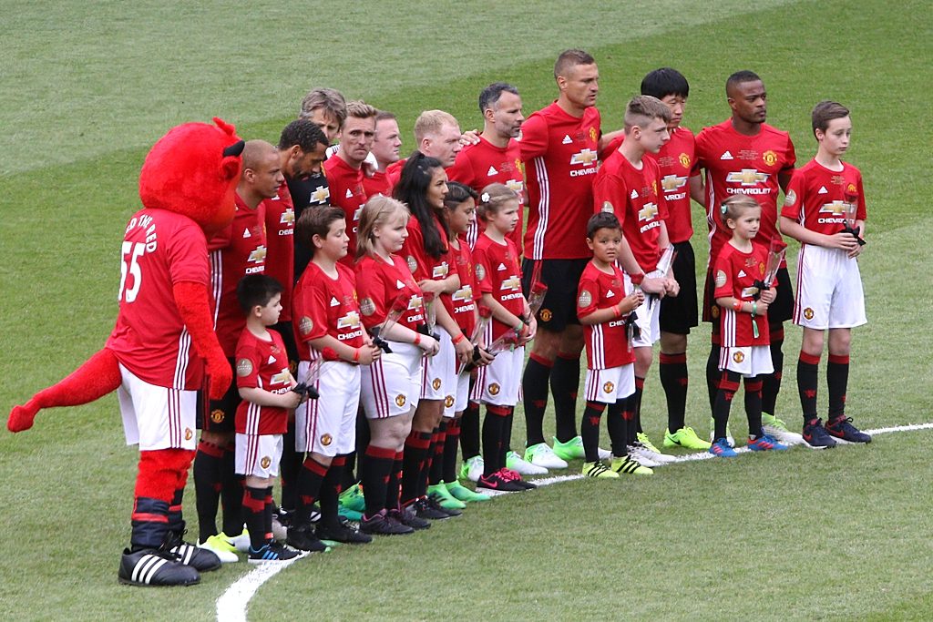 Michael Carrick's 08 Manchester United team prepare for a minute's silence prior to kick off