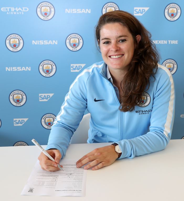 Jen Beattie extends contract with Manchester City Women