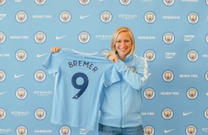 Pauline Bremer with the number 9 shirt for Man City Women