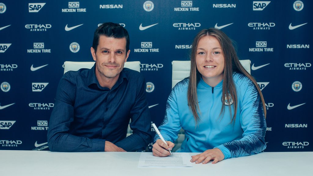 Lauren Hemp signs for Manchester City
