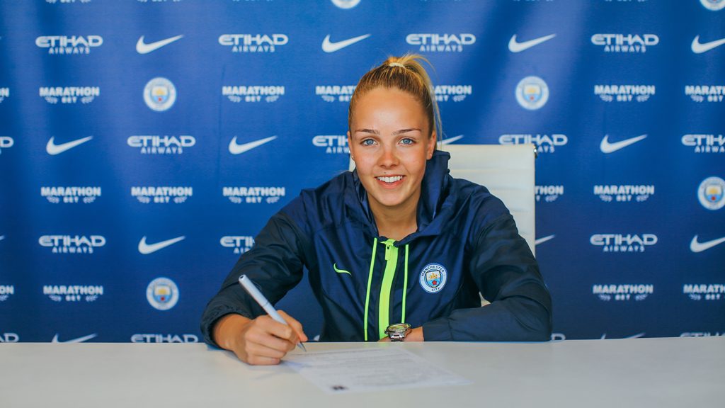 Ellie Roebuck signs a new contract with Manchester City