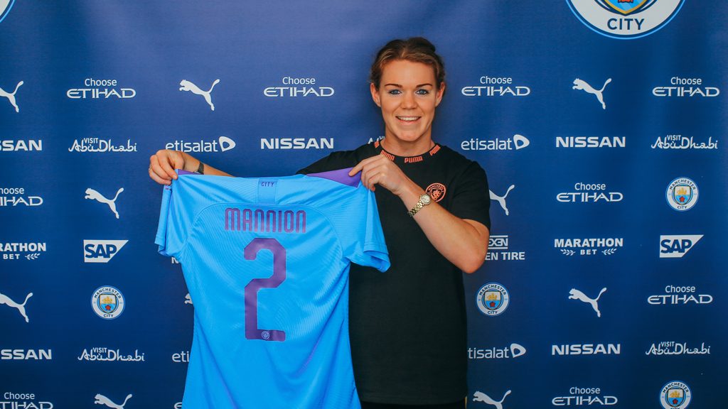 Aoife Mannion signs a two year contract with Manchester City