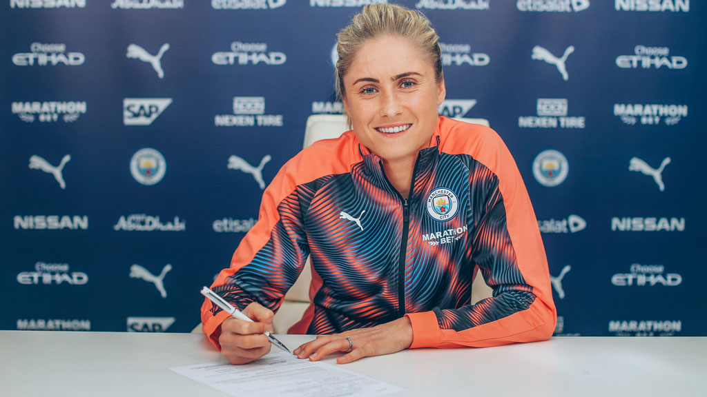 Steph Houghton signs contract extension with Manchester City