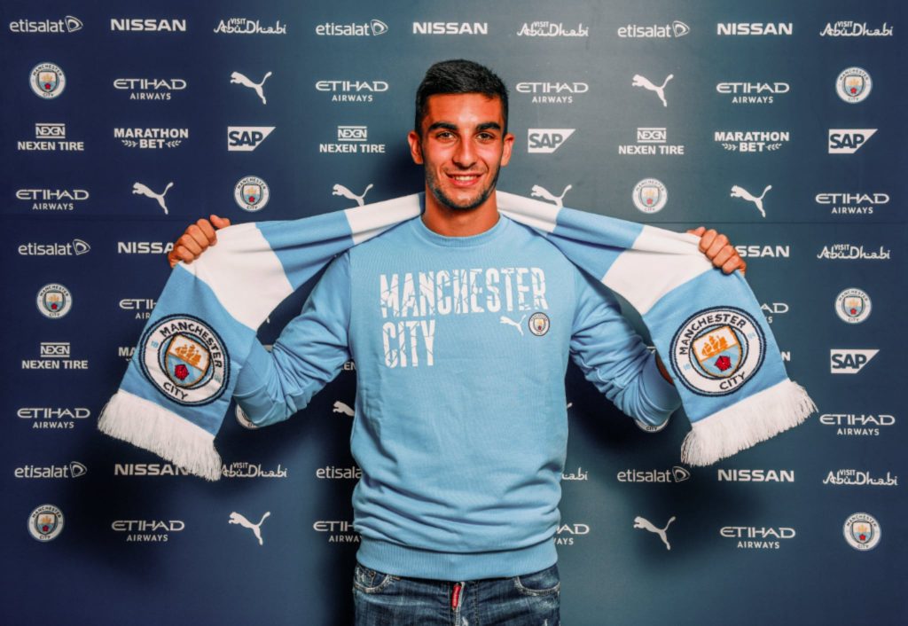 Ferran Torres with Manchester City scarf