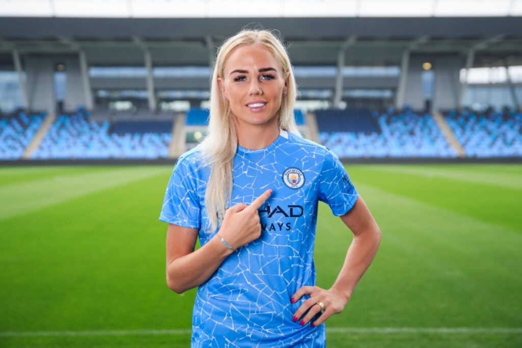 Alex Greenwood signs three-year deal with Manchester City