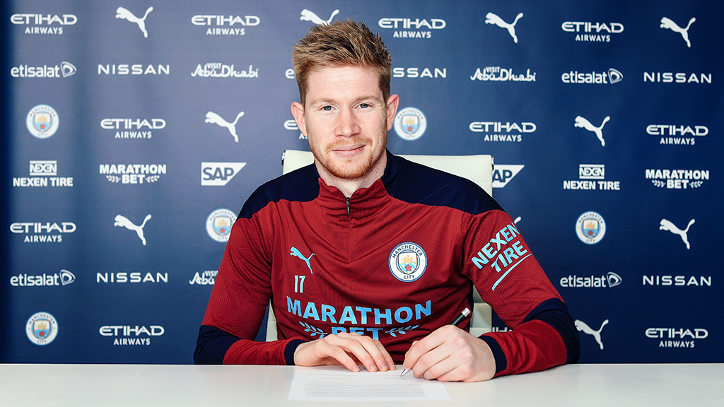 Kevin De Bruyne signs his new contract which will see him stay at Man City until 2025