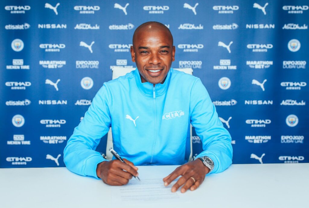 Fernandinho signs new contract