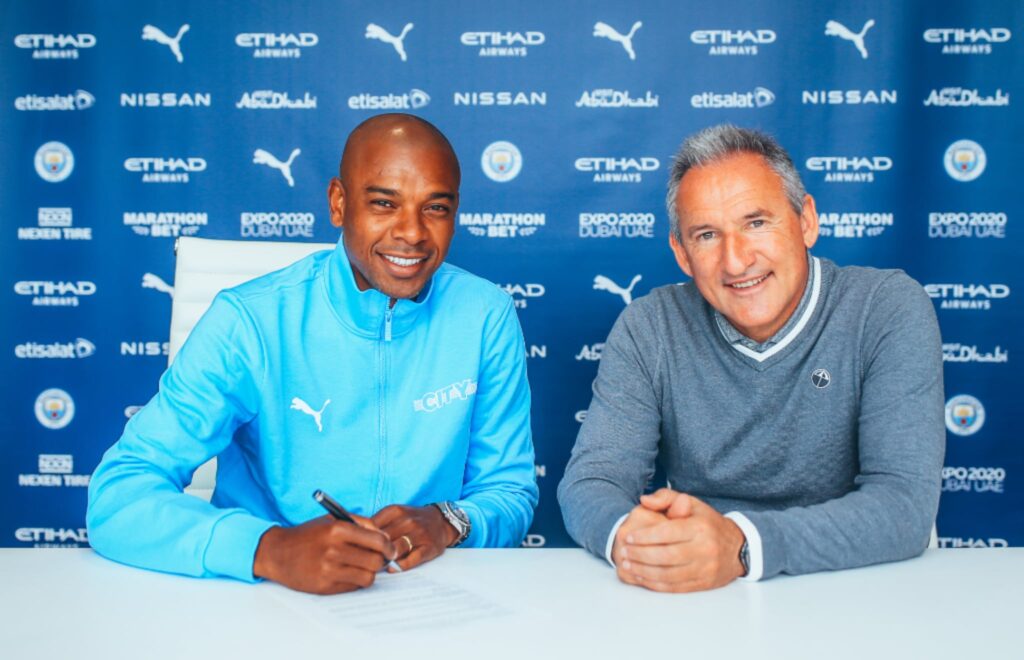 Fernandinho signs new contract with Txiki Begristain
