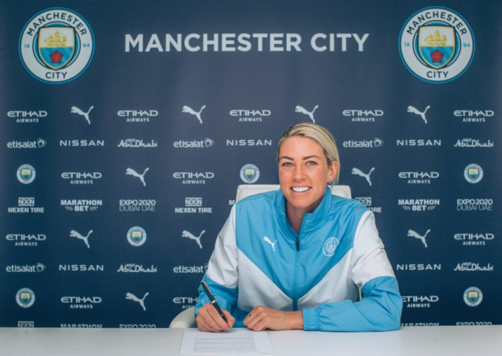 Alanna Kennedy signs her contract with Man City Women