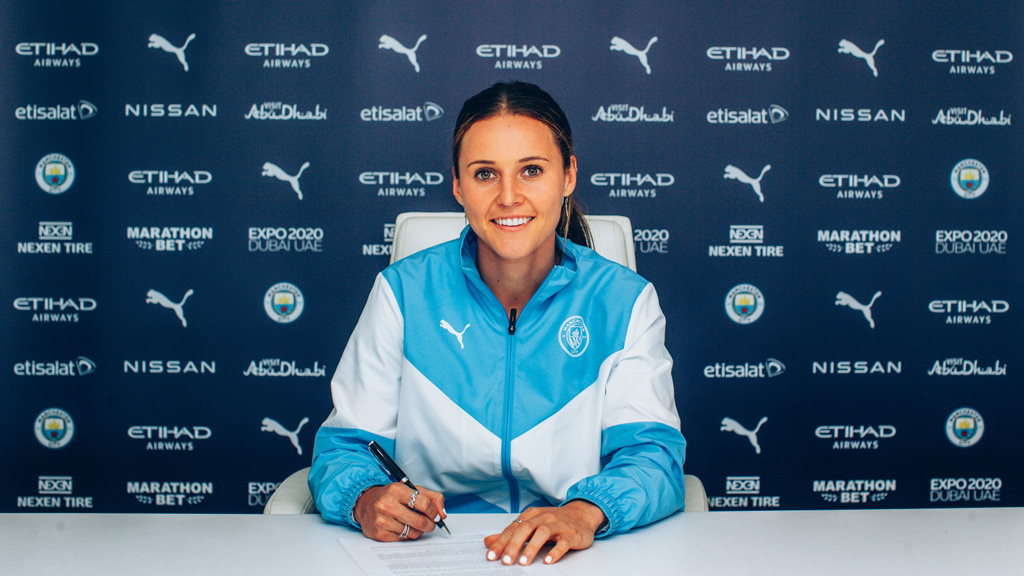 Hayley Raso signs her contract with Manchester City