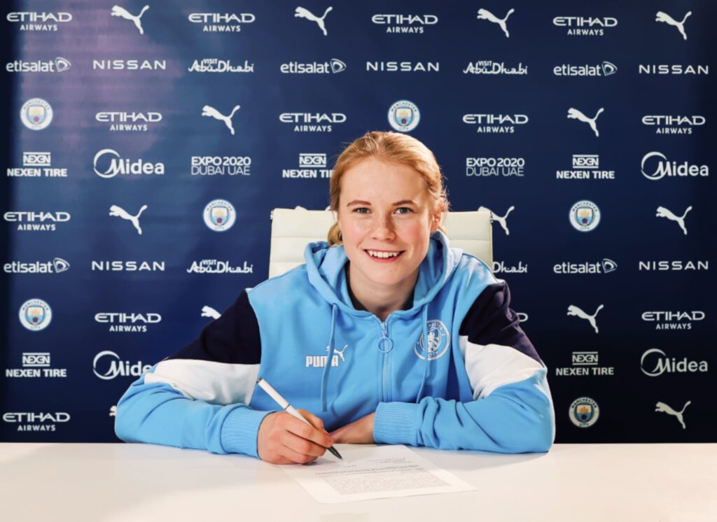 Julie Blakstad signs contract