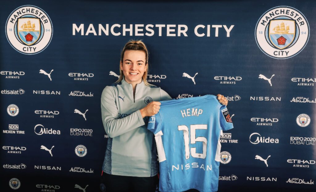 Lauren Hemp shows off her Manchester City shirt