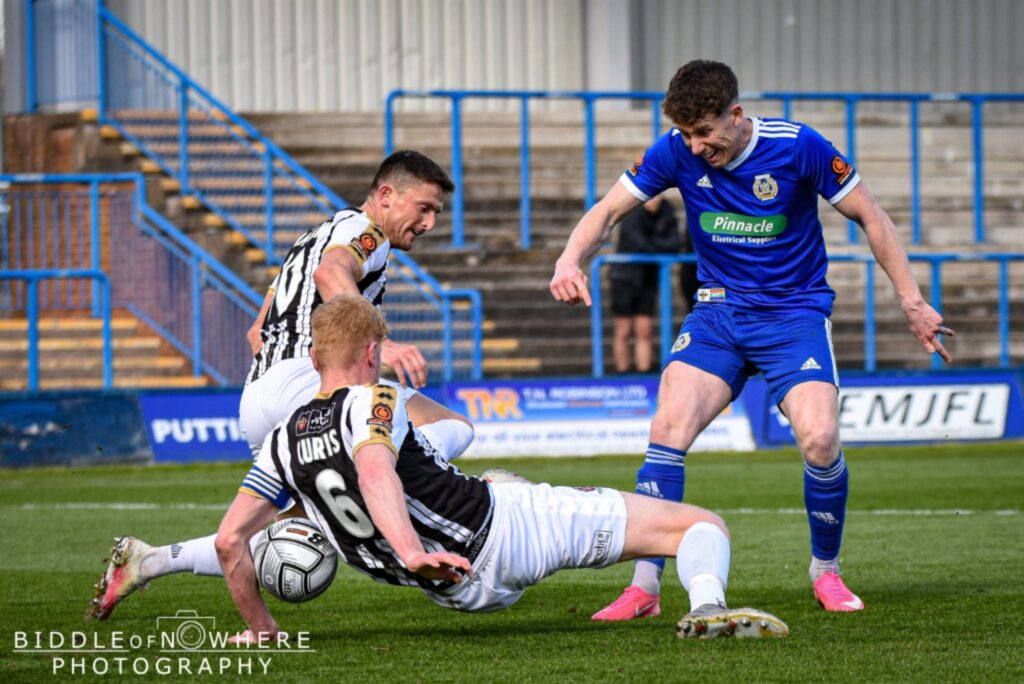 Tom Peers cannot get through the Spennymoor defence - Picture by Biddleofnowhere Photography