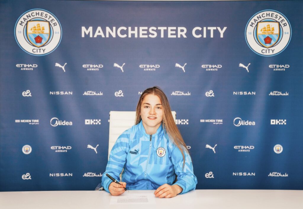 Jess Park signs her new contract