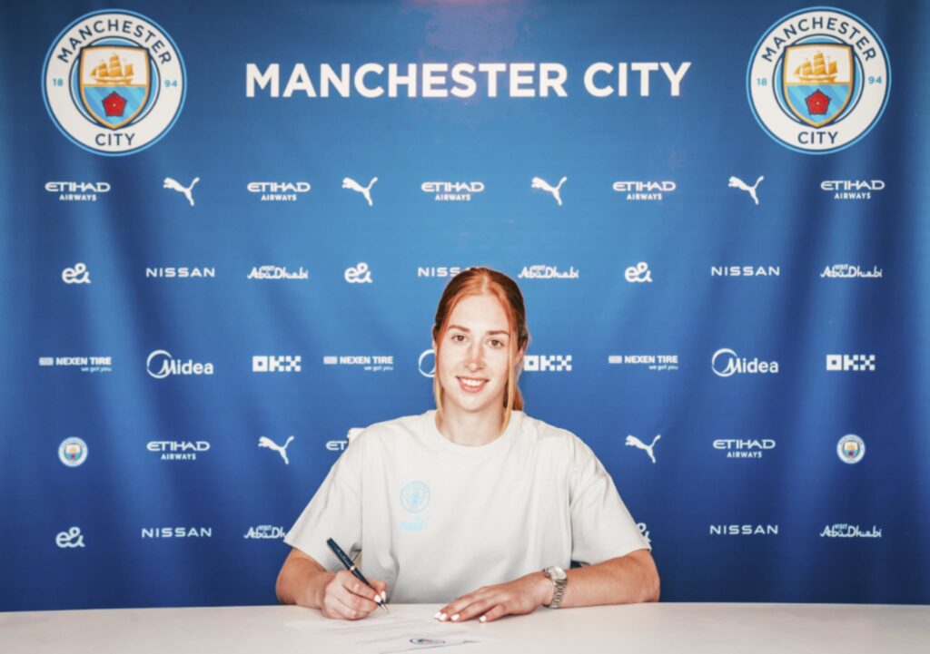 Sandy MacIver signs her contract with Manchester City