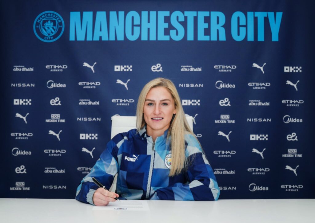 Laura Coombs signs a new contract until 2025