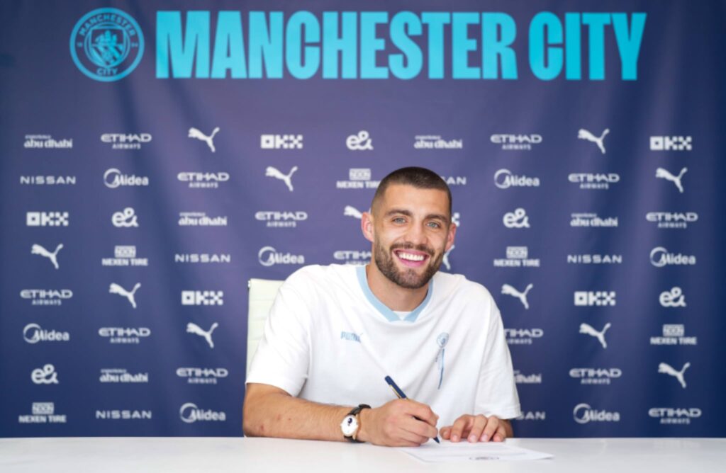 Mateo Kovacic signs his contract with Manchester City