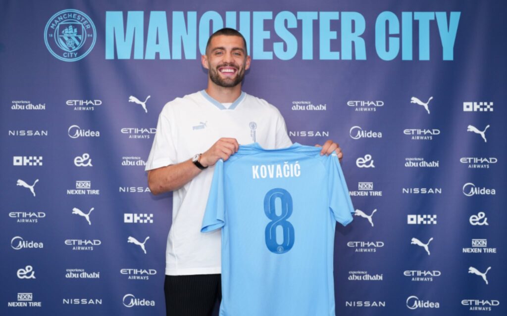 Mateo Kovacic with the number 8 shirt