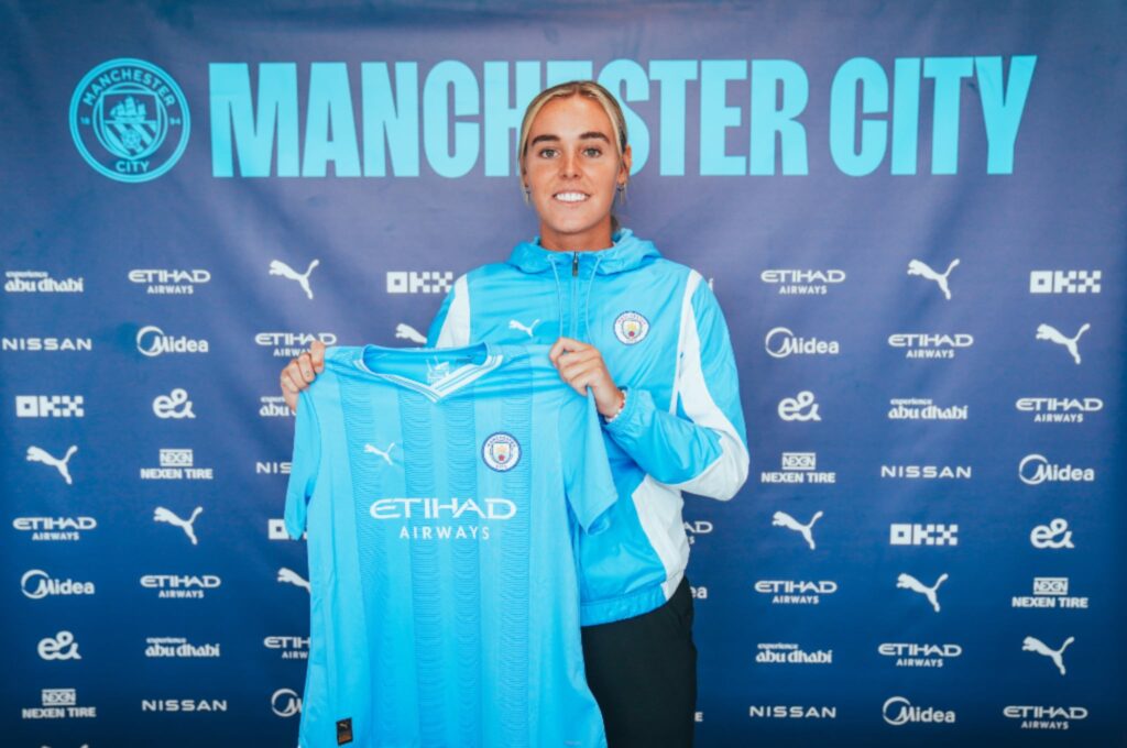 Jill Roord with Manchester City shirt